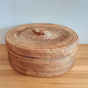 Vintage Woven Oval Rattan Basket W/ Carved Wooden Frog On Lid Indonesian